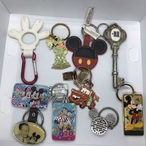Mixed Lot of 10 Vintage Walt Disney World EPCOT Character Keychains Souvenir MGM